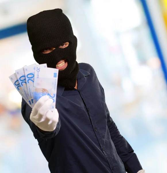 Einbrecher mit Gesichtsmaske — Stockfoto