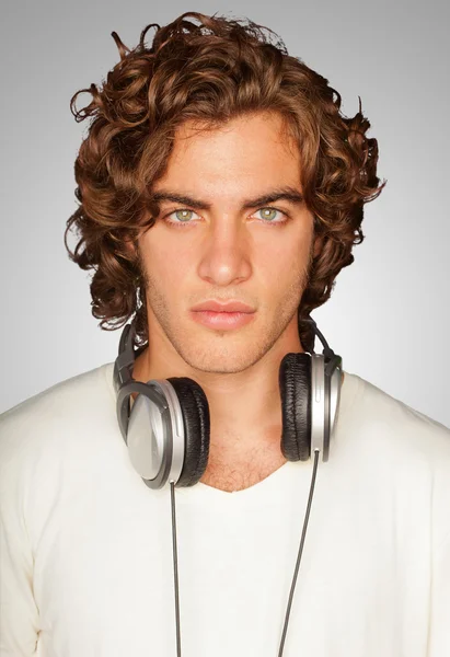 Homem bonito com fones de ouvido — Fotografia de Stock