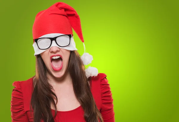 Mulher de Natal irritado com um chapéu e óculos cobrindo seus olhos — Fotografia de Stock