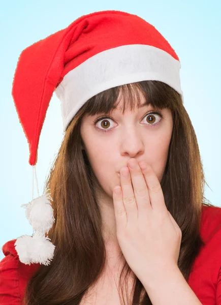 Mujer vistiendo un sombrero de Navidad y cubriéndose la boca — Foto de Stock