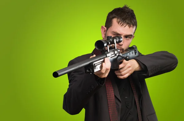 Joven apuntando con rifle —  Fotos de Stock