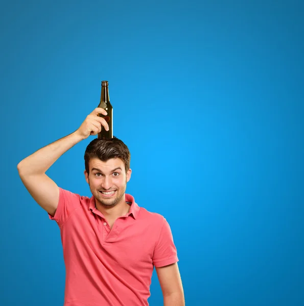 Porträt eines jungen Mannes mit Flasche auf dem Kopf — Stockfoto