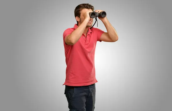 Hombre casual mirando en binocular —  Fotos de Stock