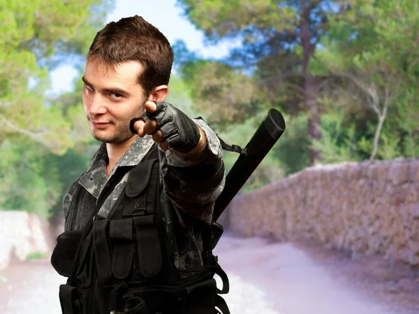 Portrait Of A Soldier Pointing — Stock Photo, Image