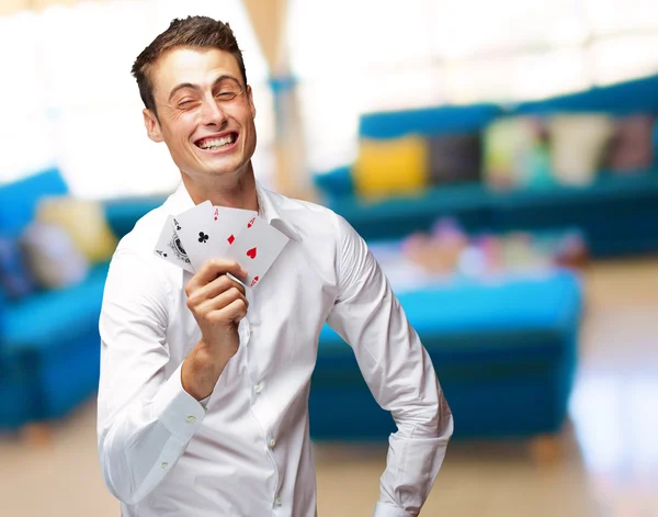 पोकर कार्ड दर्शविणारे यंग मॅनचे पोर्ट्रेट — स्टॉक फोटो, इमेज