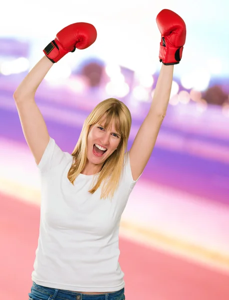 Mutlu kadın boksör tezahürat — Stok fotoğraf
