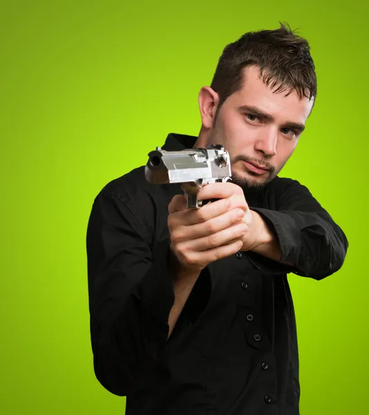 Retrato de un hombre sosteniendo pistola — Foto de Stock