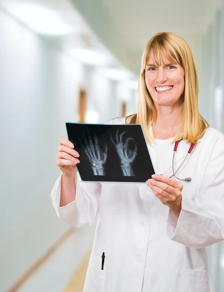 Portrét šťastný lékař drží x-ray — Stock fotografie