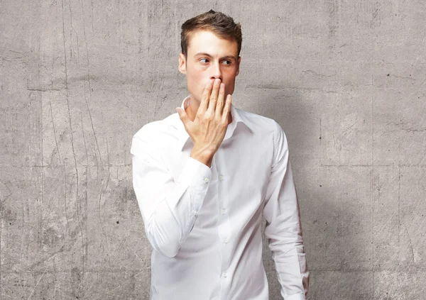 Portrait de jeune homme couvrant sa bouche — Photo