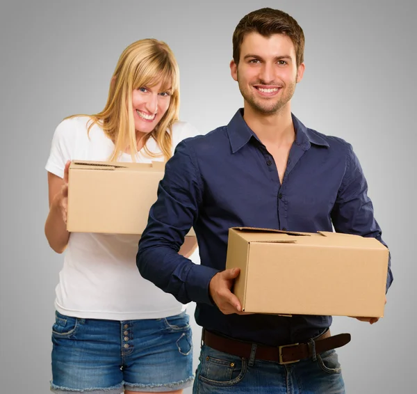 Young Couple Holding Cardboard Box — Stock Photo, Image