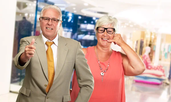 Feliz pareja de ancianos —  Fotos de Stock