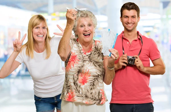 Portret van gelukkig toeristische familie — Stockfoto