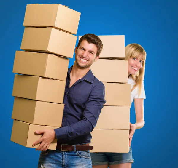 Giovane coppia che tiene scatola di cartone — Foto Stock
