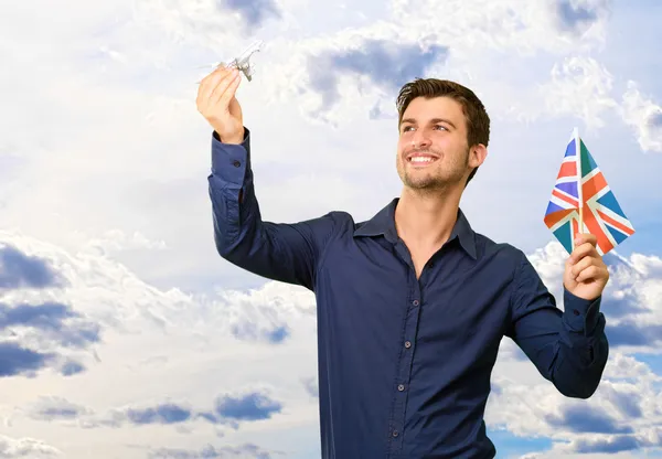 Hombre con bandera y miniatura de avión — Foto de Stock