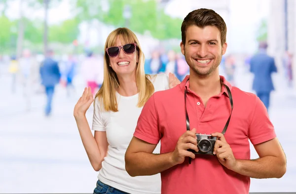 Mann hält Kamera vor Frau — Stockfoto