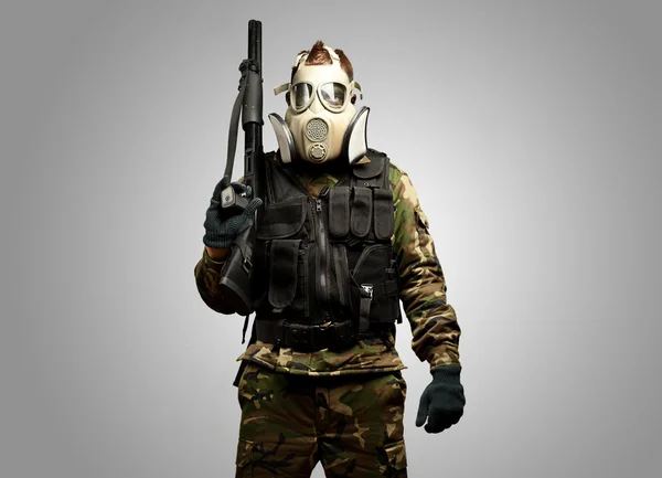 Porträtt av en soldat med gasmask — Stockfoto