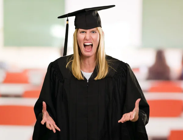 Boos afgestudeerde vrouw — Stockfoto