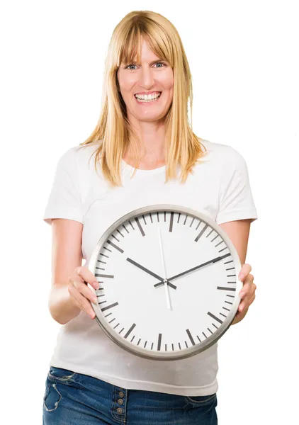 Retrato de uma mulher feliz segurando relógio — Fotografia de Stock