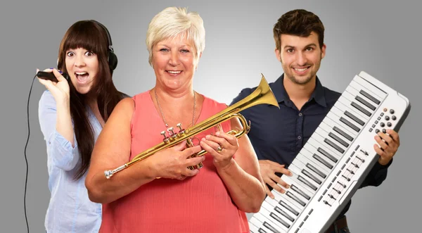 Genieten van muziek en gelukkige familie — Stockfoto