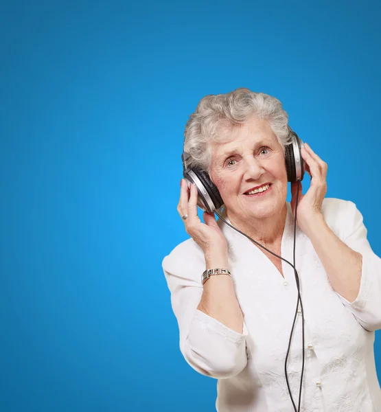 Porträt einer Frau beim Musikhören — Stockfoto