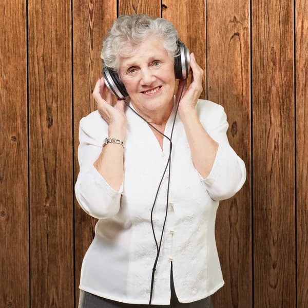 Porträtt av en kvinna, när du lyssnar musik — Stockfoto