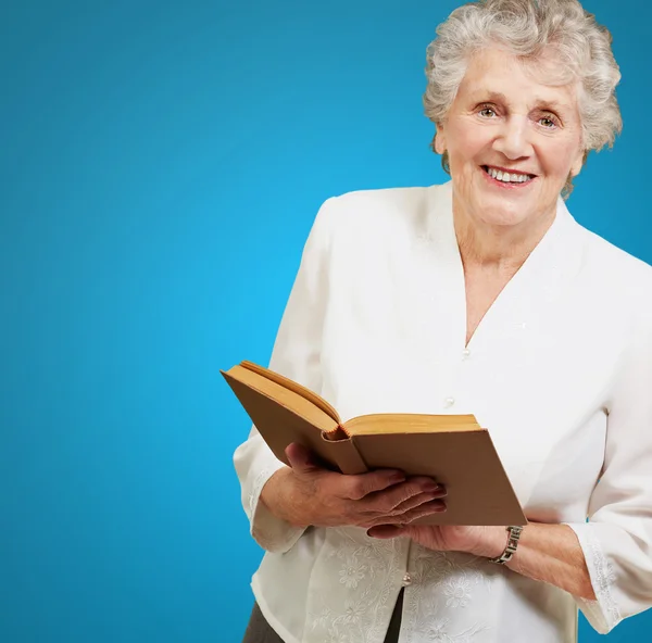 Closeup Of A Woman While Holding Book — Stock Photo, Image