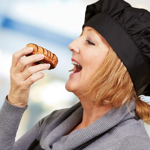 Portrait Of A Woman While Eating Pastry — Stock Photo, Image