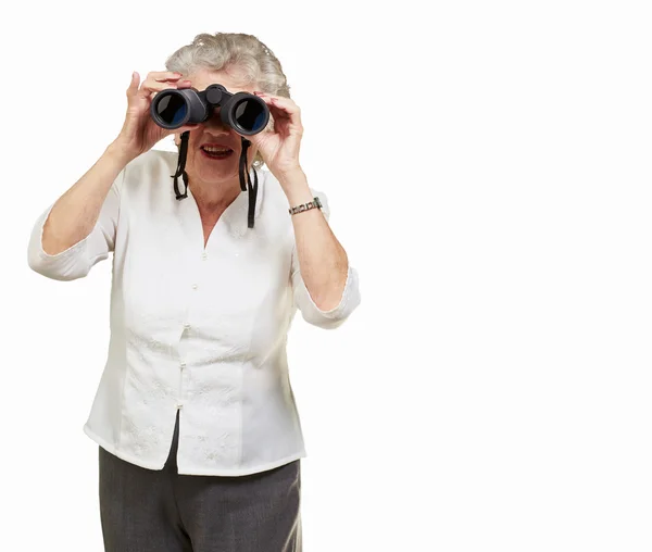 Retrato de uma mulher idosa olhando através de binóculos — Fotografia de Stock