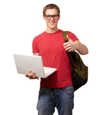 adam tutarak laptop ve sırt çantası