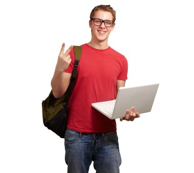 adam tutarak laptop ve sırt çantası