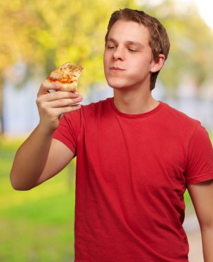 genç adam yemek pizza portresi