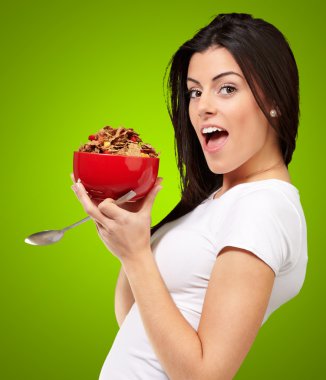 genç kız tutarak Mısır gevreği