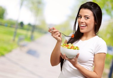 genç kız kase salata yemek