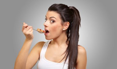 genç kız ile kaşık Mısır gevreği yiyor