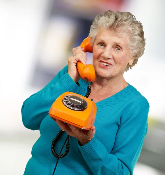 Mulher Madura, Falando Por Telefone — Fotografia de Stock