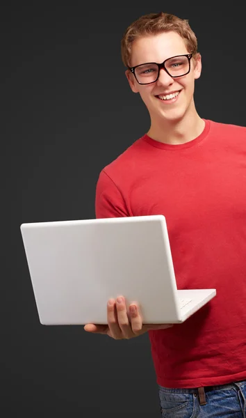 Casual homem segurando laptop — Fotografia de Stock