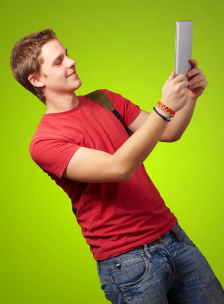 Случайный человек держит цифровой планшет — стоковое фото