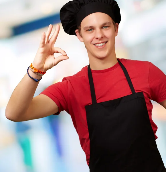 Chef masculino mostrando ok sinal de mão — Fotografia de Stock