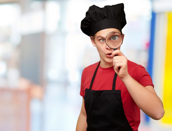 Manliga chef anläggning förstoringsglas — Stockfoto