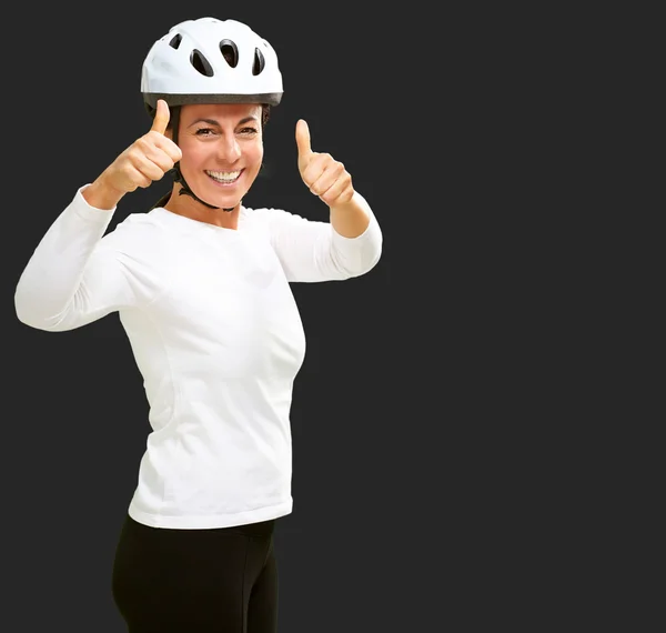 Mulher usando capacete mostrando polegar para cima — Fotografia de Stock