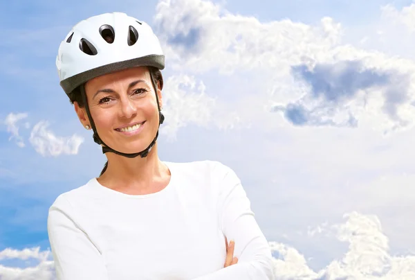 Femme portant un casque avec les mains pliées — Photo