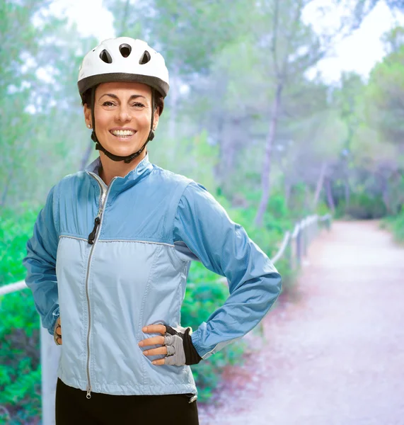 Retrato de mulher ciclista feliz — Fotografia de Stock