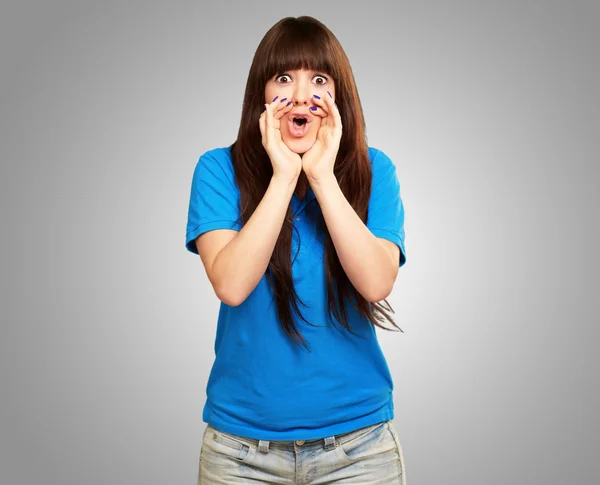 Retrato de un adolescente gritando — Foto de Stock