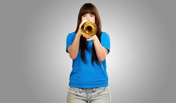 Porträtt av en tonåring som spelar trumpet — Stockfoto