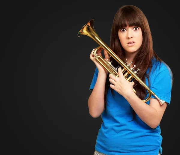 Trompet çalmaya genç portresi — Stok fotoğraf