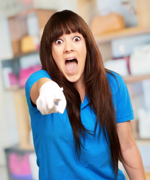 Woman screaming and pointing finger — Stock Photo, Image