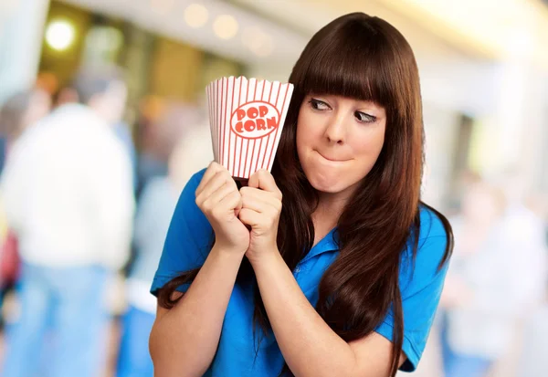 Mädchen mit leerem Popcorn-Päckchen — Stockfoto