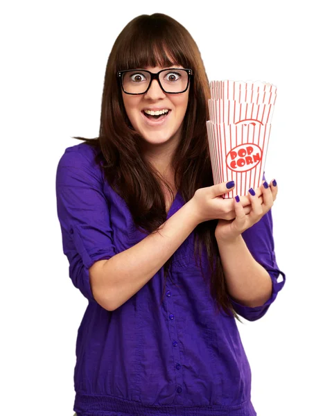 Lässige Frau hält Popcorn-Behälter in der Hand — Stockfoto