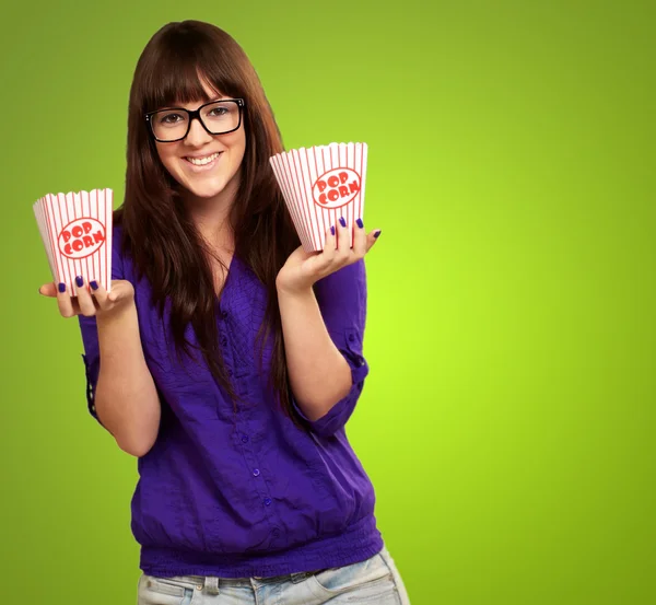 Casual kvinna med popcorn behållare — Stockfoto
