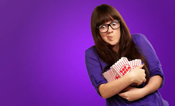 Porträt einer jungen Frau mit Popcorn-Behälter — Stockfoto
